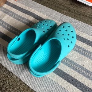 teal crocs size 7 W 5 M